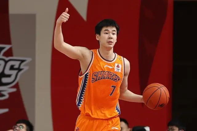 NBA勇士终场争议三分绝杀灰熊终结六连胜登顶西部引热议